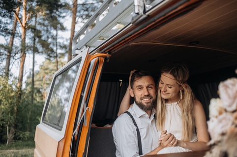 Młoda para w podróży poślubnej camperem VW