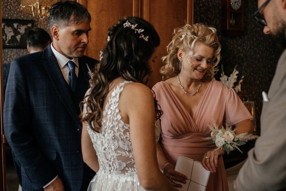 Rodzice pary młodej, pełni dumy i radości podczas ceremonii ślubnej