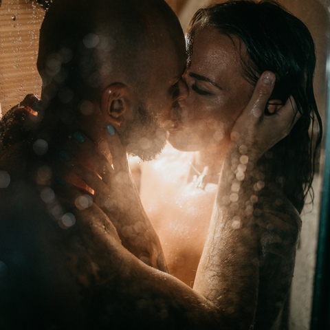 Sesja zdjęciowa pary całującej się pod prysznicem