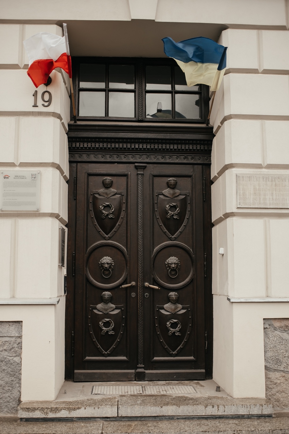 Wejście do ceremonii ślubu cywilnego w Bibliotece Raczyńskich w Poznaniu