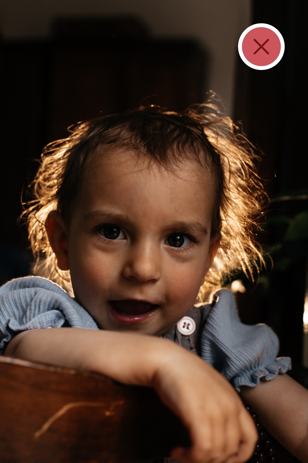 Sesja rodzinna Poznań w studio - portret dziecka na krześle - kiepskie oświetlenie