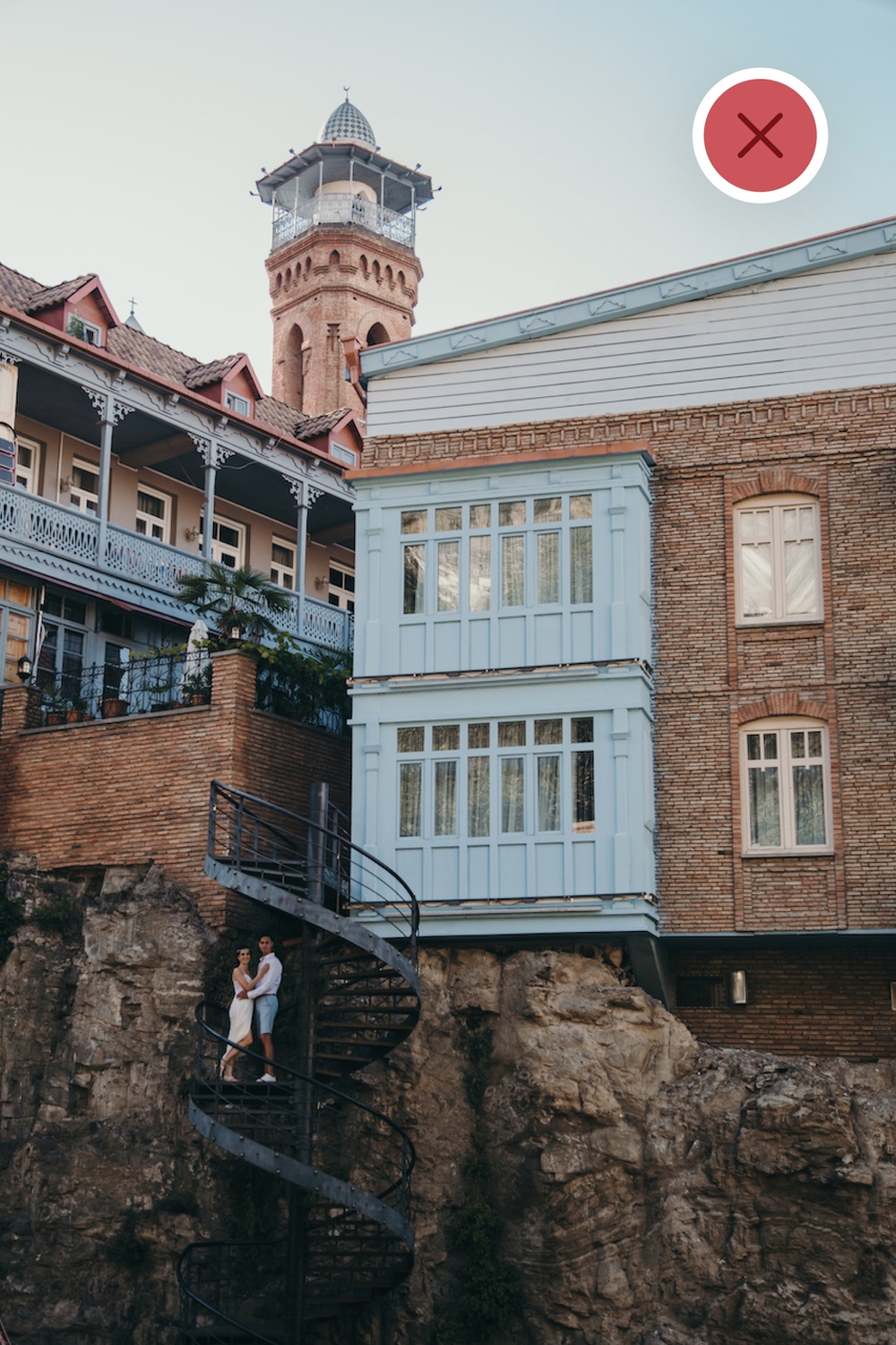 Zdjęcia ślubne Poznań - para wchodząca po schodach, Tbilisi Gruzja, przeciętna kompozycja