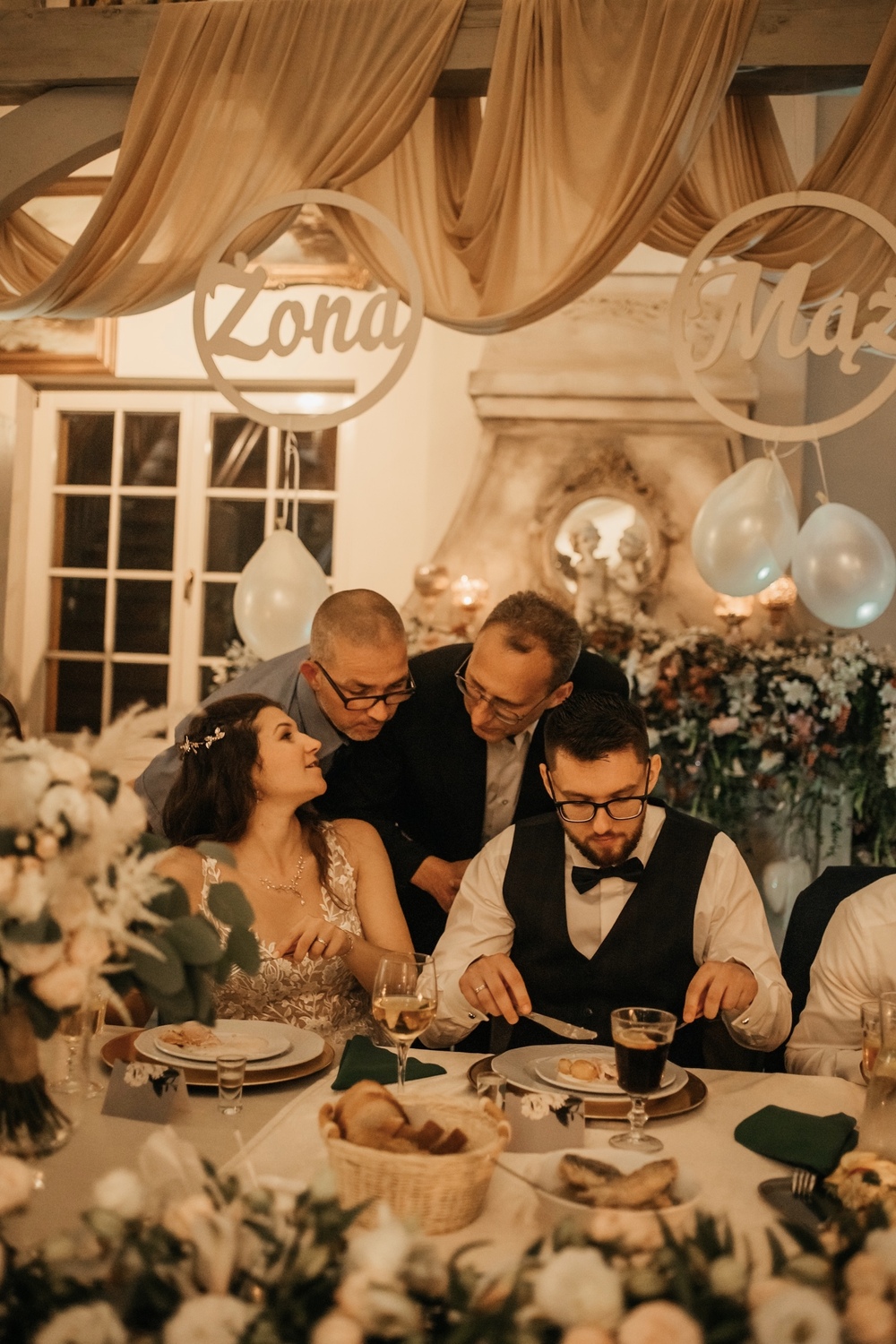 Białe kwiaty i delikatne detale na ślubnym stole