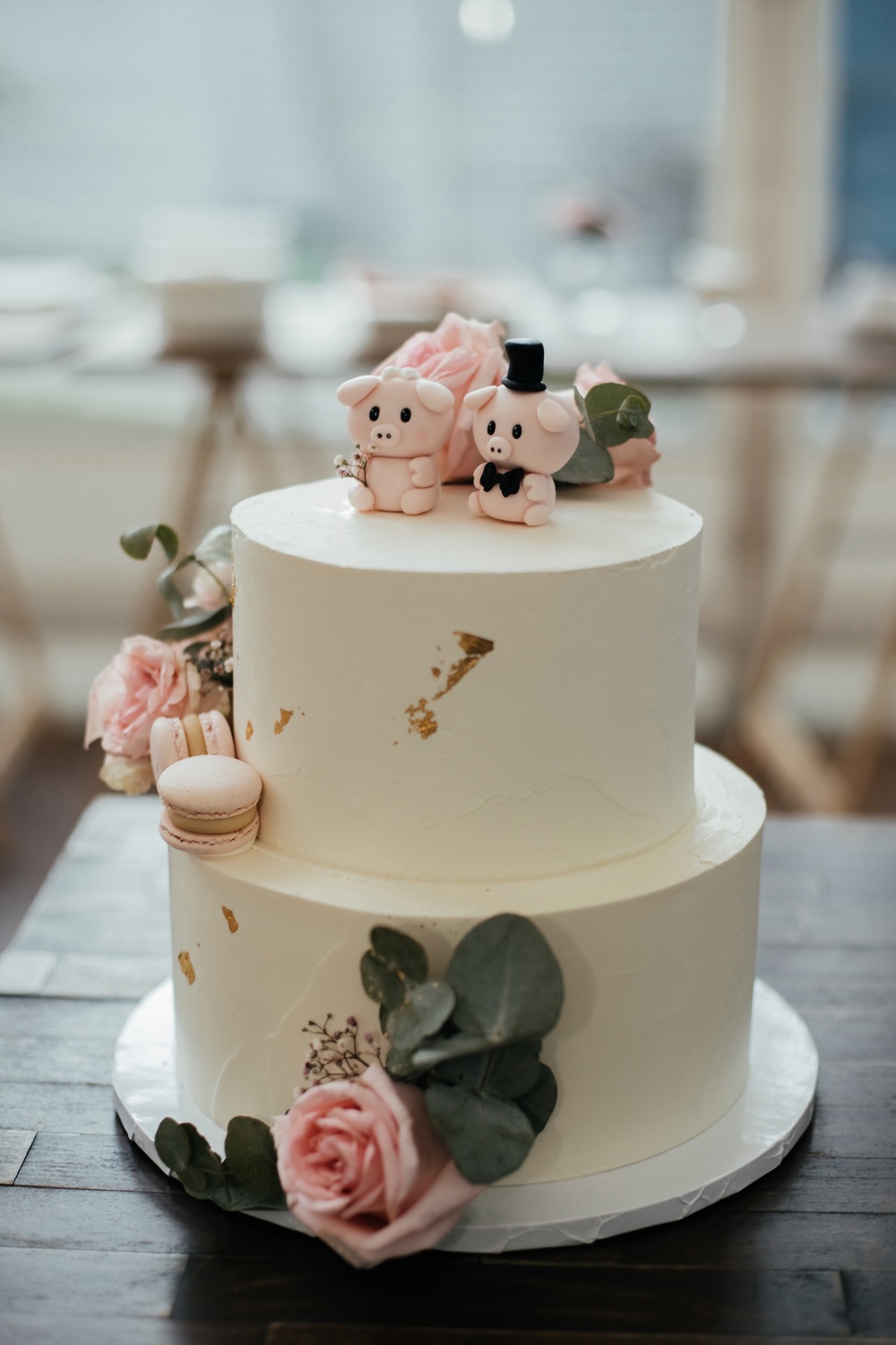 Radosne chwile krojenia tortu na weselnym przyjęciu w Magazyn Food Concept