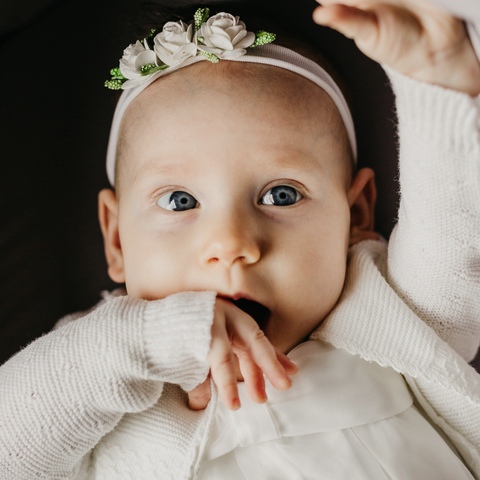 Sesja rodzinna - portret niemowlęcia z błękitnymi oczami