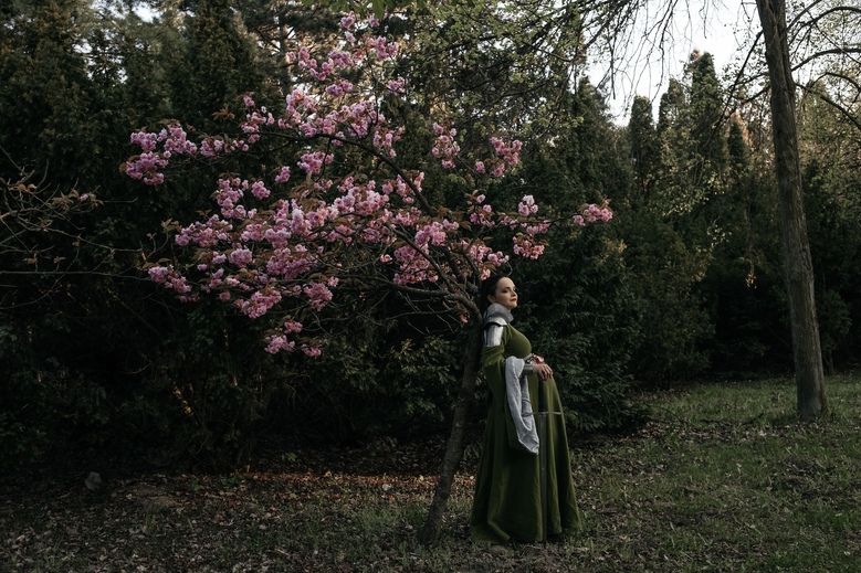 Sesja ciążowa mamy w średniowiecznej sukni i zbroi na Cytadeli w Poznaniu