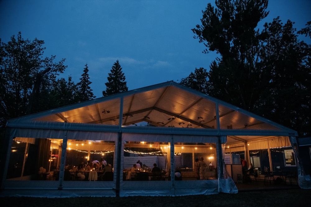 Reportaż fotograficzny z przyjęcia weselnego, które trwało do późnej nocy w Magazyn Food Concept