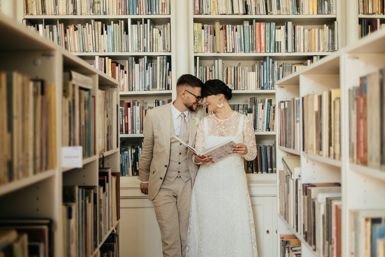 Zdjęcia ślubne Poznań - para młoda w bibliotece Raczyńskich