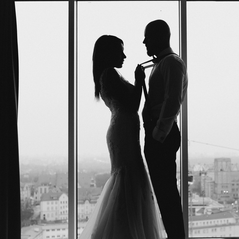 Zdjęcia ślubne pary młodej podczas nocy poślubnej w apartamencie hotelowym