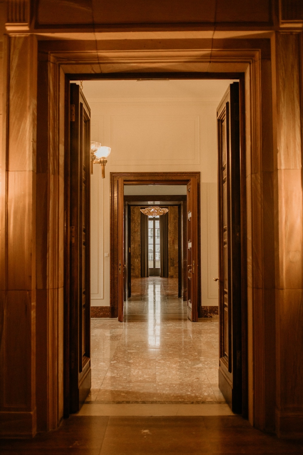 Detal zamkowej architektury: misternie zdobione drzwi, stanowiące urokliwe tło dla sesji plenerowej