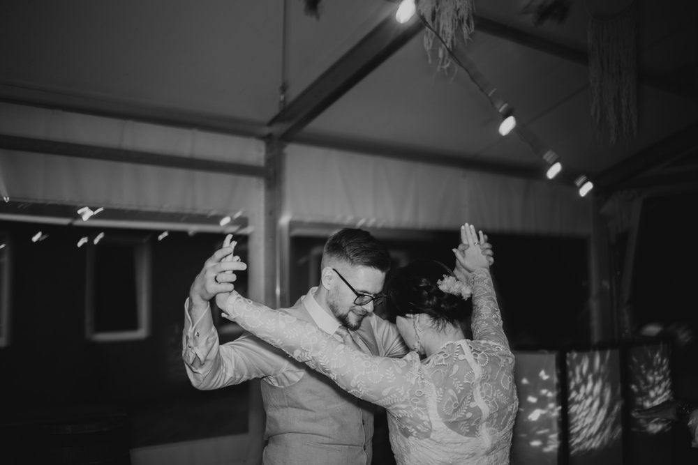 Miłość i tańce na weselnym przyjęciu - reportaż fotograficzny w pełnym rozkwicie