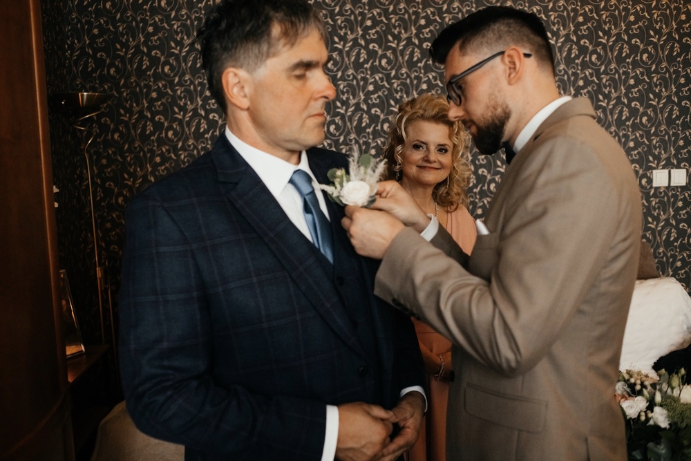 Rodzinna radość: rodzice panny młodej śmieją się z radością