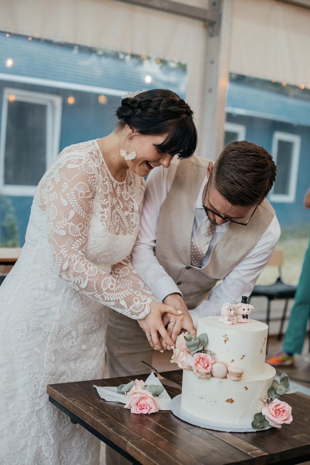 Uroczyste krojenie tortu weselnego - moment pełen emocji