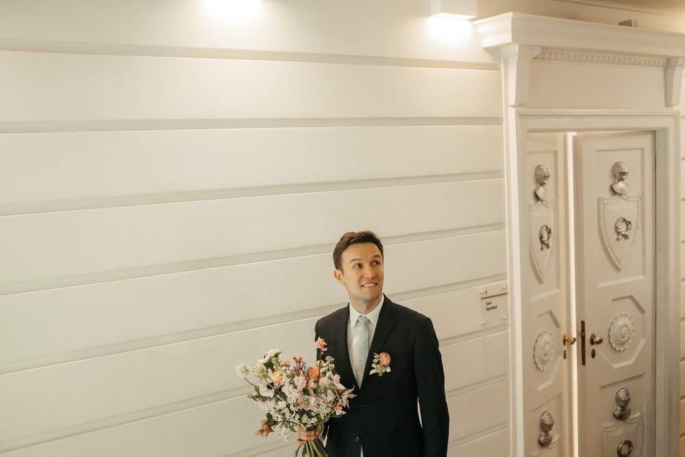 Naturalne i wzruszające zdjęcie z ceremonii ślubu cywilnego w Bibliotece Raczyńskich w Poznaniu