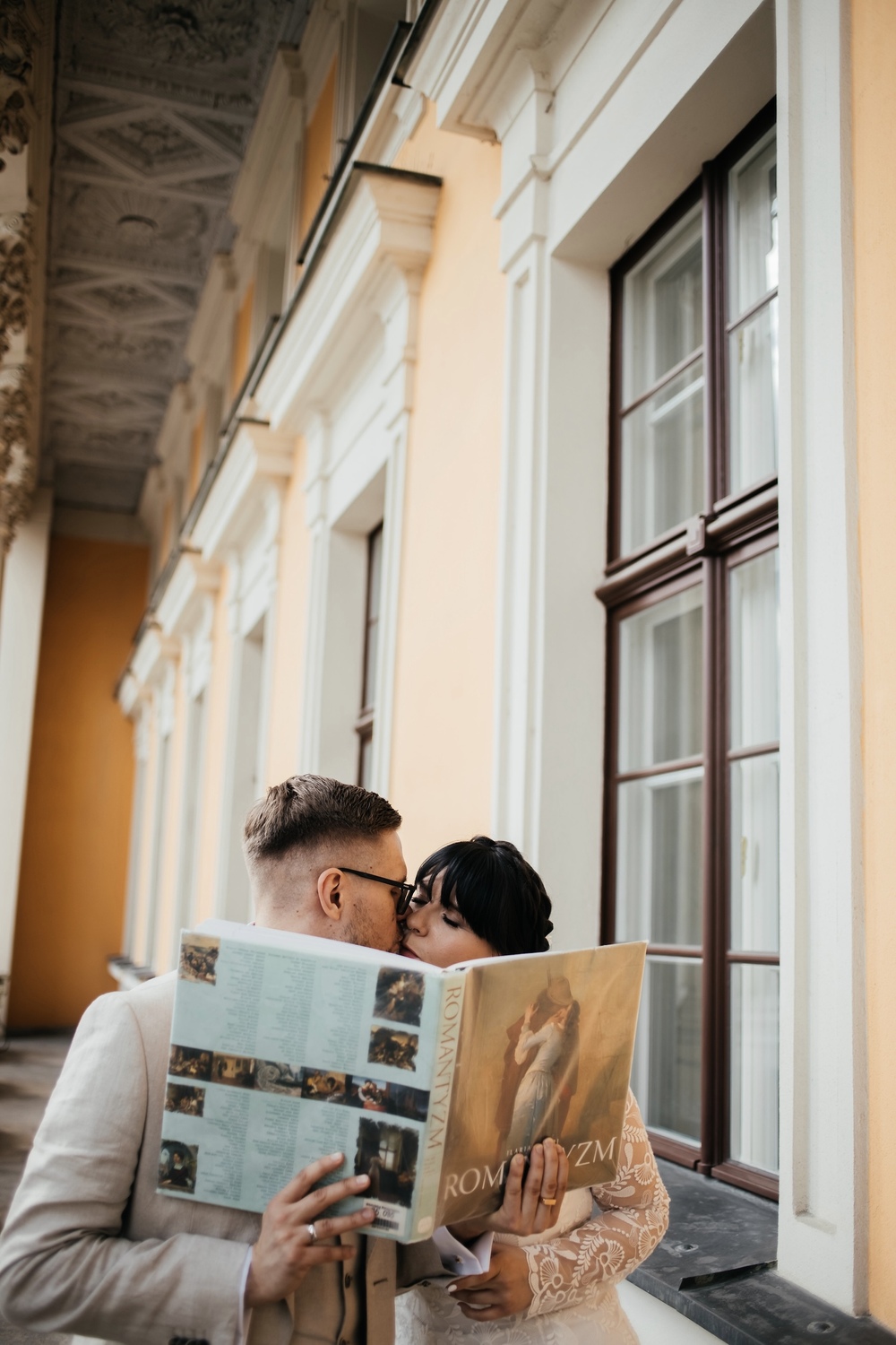 Uchwycenie radości i magii tego dnia podczas sesji ślubnej w Bibliotece Raczyńskich