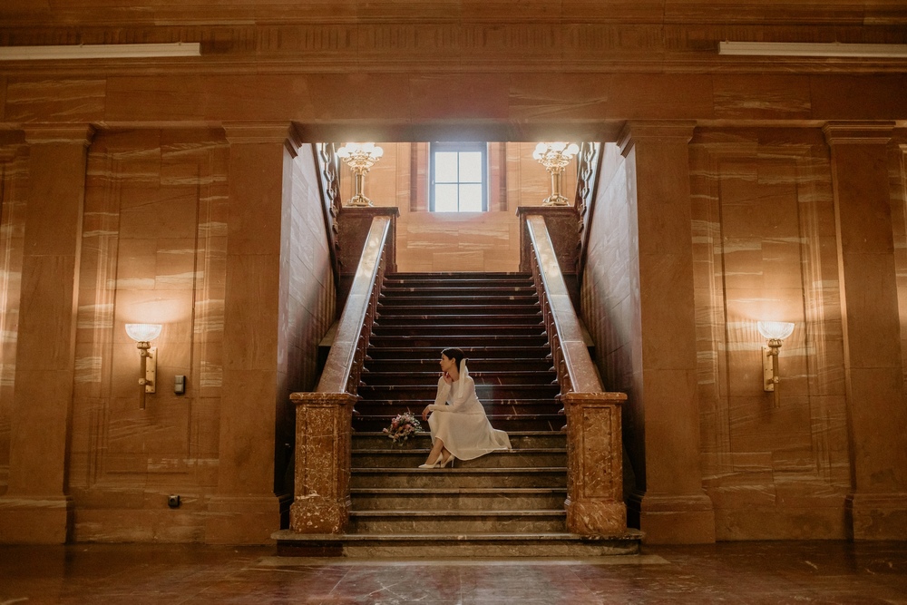 Panna młoda w pełnym blasku zamkowego wnętrza, emanując romantyzmem i elegancją