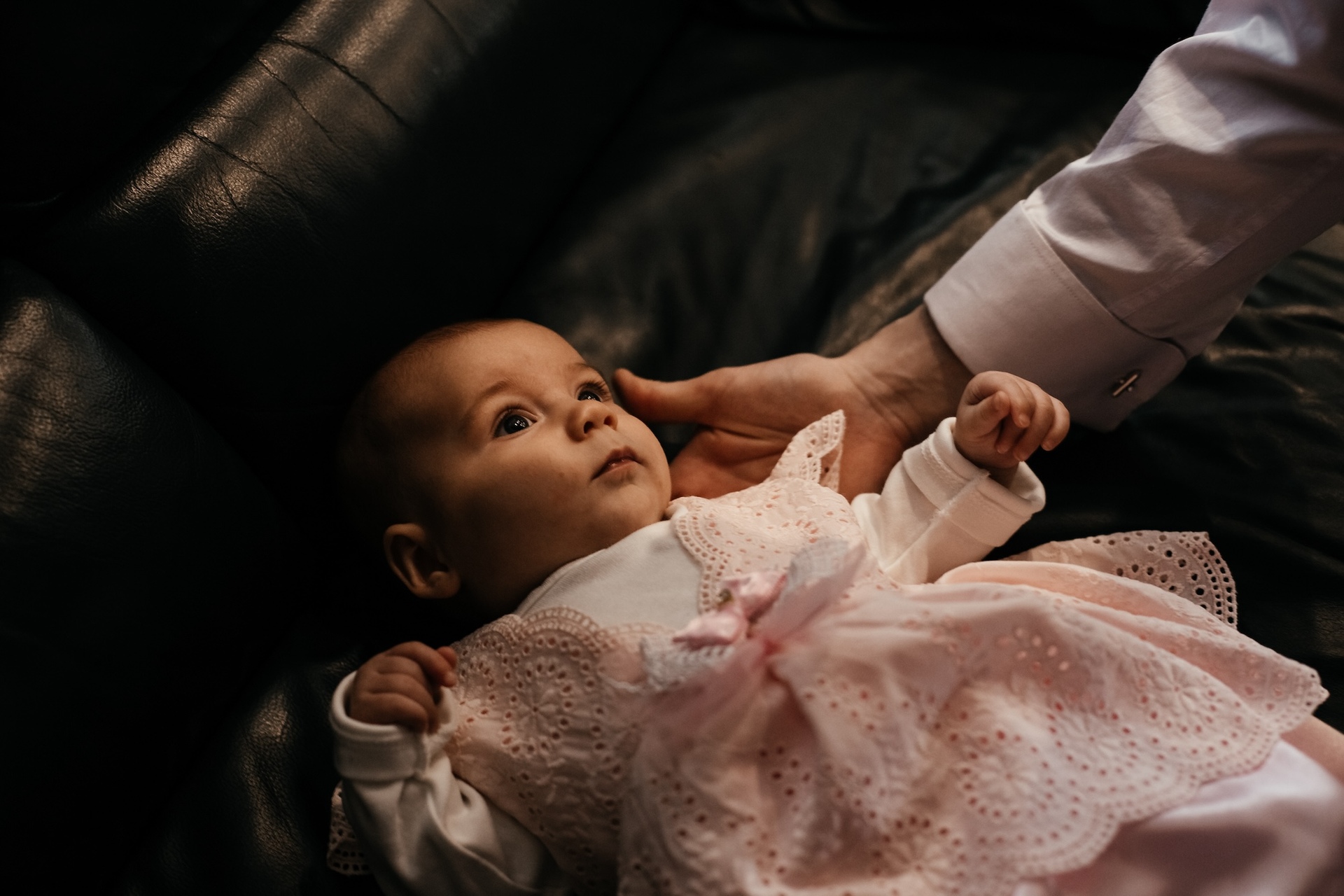 Dziewczynka w uroczystym ubraniu przygotowana do chrztu