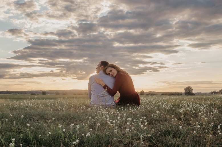 Sesja zdjęciowa dla par Rogalin - dziewczyna opiera się na ramieniu chłopka na łące