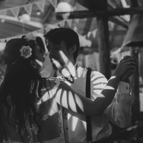 Czarno-białe zdjęcie weselne podczas pierwszego tańca pary młodej