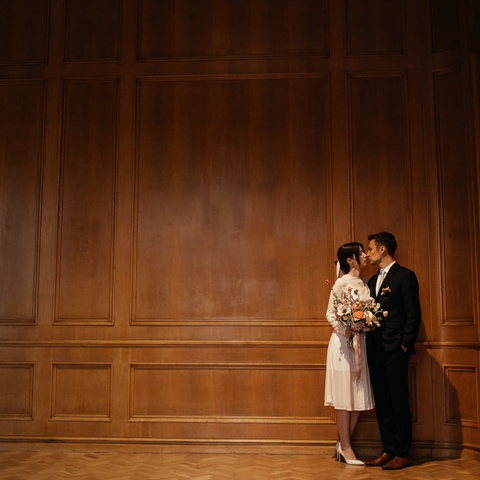 Zdjęcia ślubne eleganckiej pary młodej w klasycznych wnętrzach pałacu