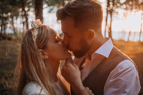 Zdjęcia ślubne nad morzem - pocałunek pary młodej