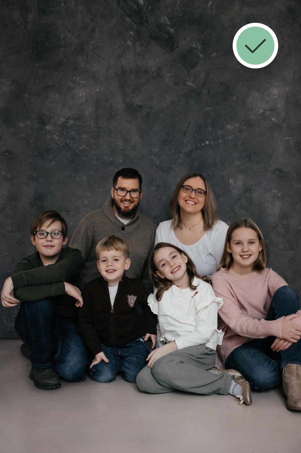 Zdjęcia rodzinne Poznań - rodzina w studio - po retuszu