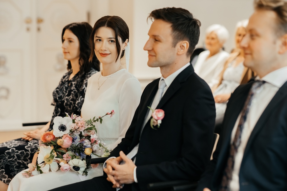 Romantyczny portret panny młodej, w którym wnętrze Biblioteki tworzy malownicze tło dla jej urody i szczęścia