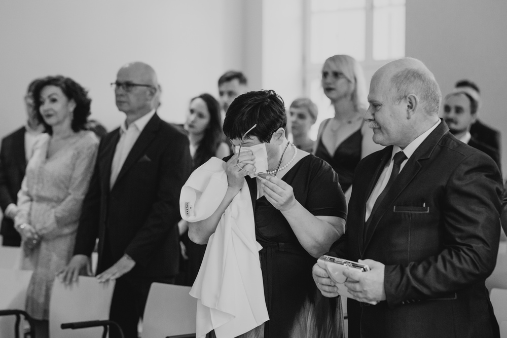 Szczęśliwa para podczas uroczystości ślubu w Poznaniu