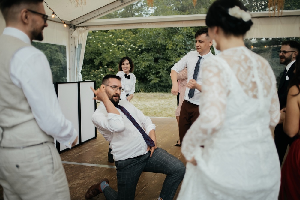 Emocje i radość na przyjęciu weselnym w Magazyn Food Concept - reportaż fotograficzny