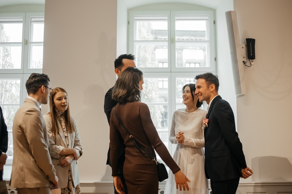 Emocjonalne uściski i serdeczne gratulacje otaczają parę młodą w chwili ich ślubu cywilnego