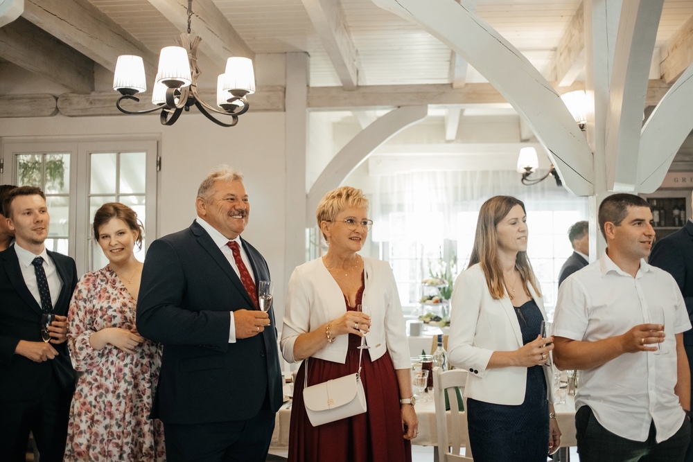 Ślubne dekoracje w białej drewnianej sali