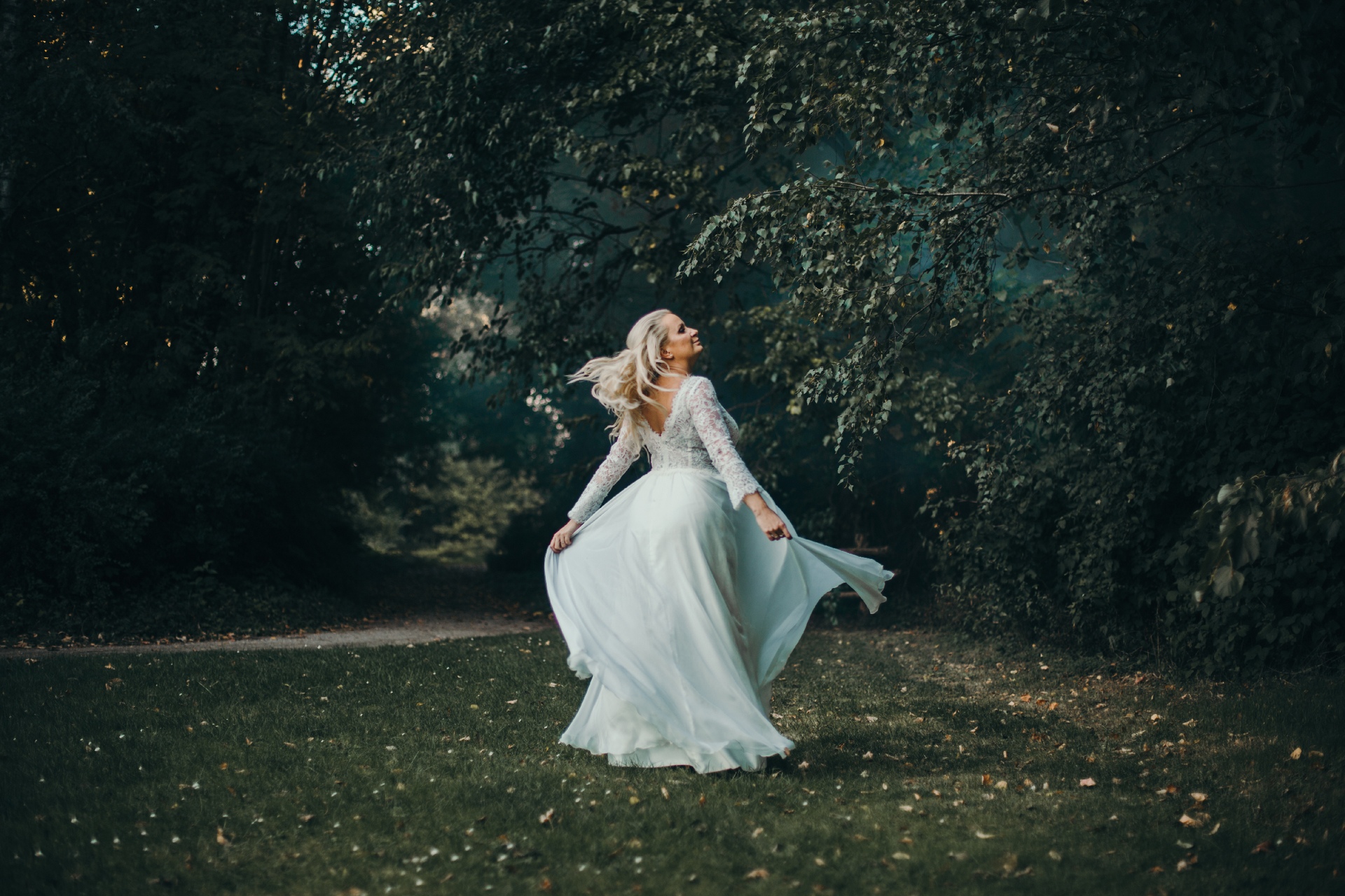 Zdjęcia ślubne Poznań - panna młoda tańczy w ogrodzie