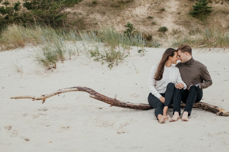 Sesja narzeczeńska z widokiem na morze w Międzyzdrojach