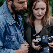 Fotograf ślubny, Marie Filonenko pokazuje wykonane zdjęcie swojej parze podczas sesji w Poznaniu